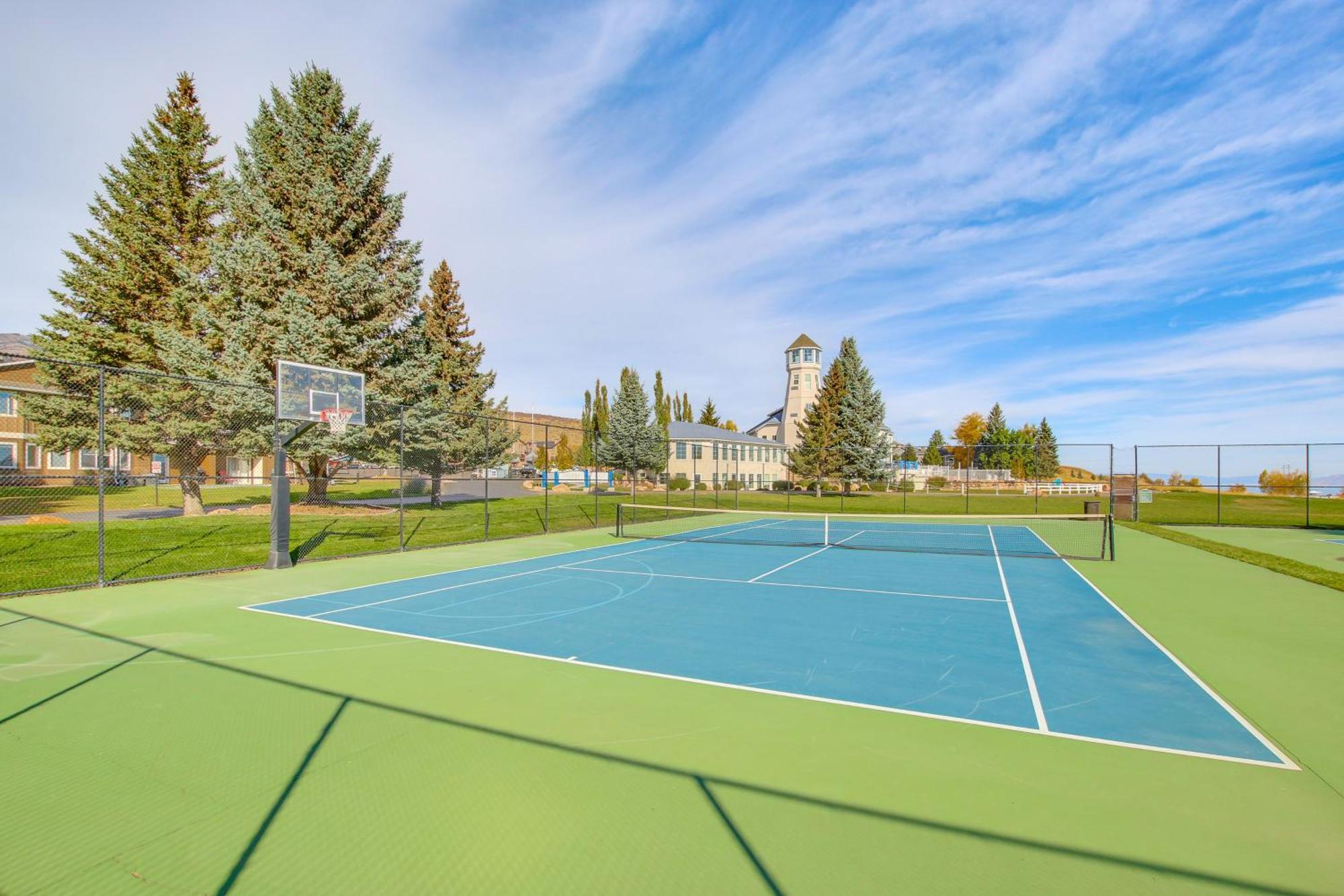 Spacious Garden City Townhome With Lake Views! Екстер'єр фото